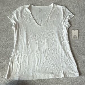 Soft White V-Neck / Medium